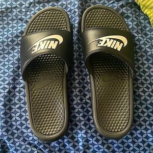 Black and white Nike slides size 10